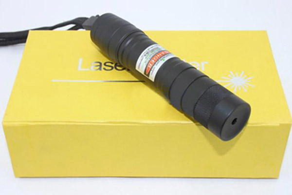 Puntatore laser verde 300mw fuoco regolabile